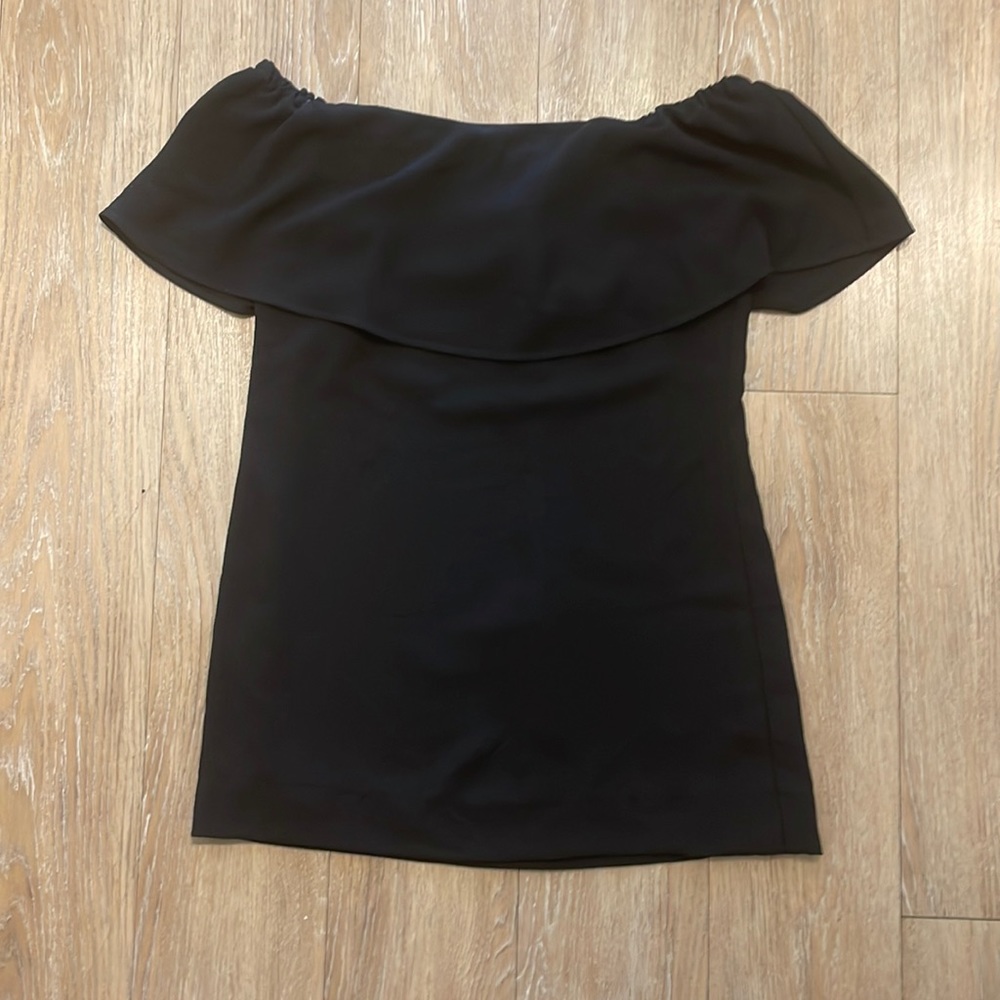 sleeveless black dress